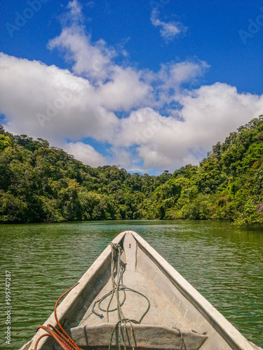 viaje en bote por el pacífico colombiano