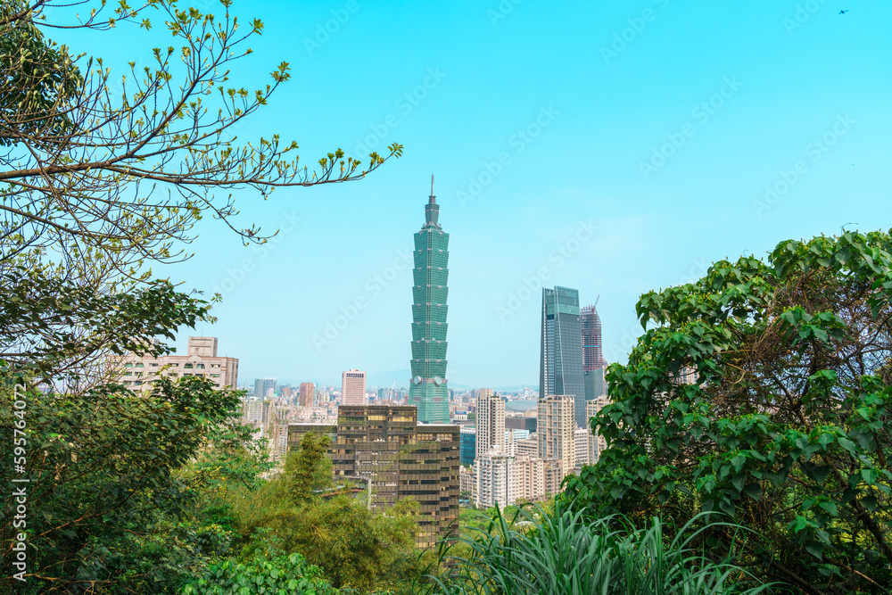 Fototapeta premium Beautiful of Taipei city from Elephant Mountain or Xiangshan, landmark and popular attractions. Taiwan Travel, vacation and Trip concept