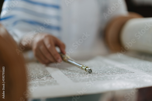 Foto Boy Hand reading the Jewish Torah at Bar Mitzvah