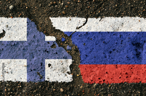 On the pavement there are images of the flags of Finland and Russia, as a symbol of confrontation.