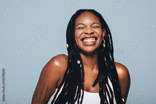 Foto Black woman smiling in a studio