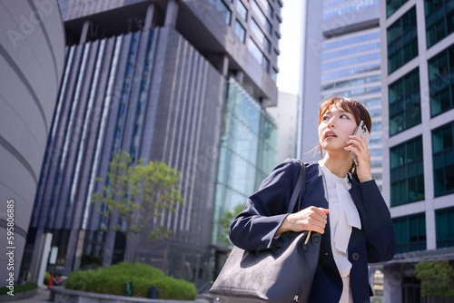 電話をする日本人ビジネスウーマン