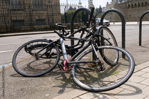 Concept d'incivilité avec des vélos tombés au sol dans une rue de Vannes photo