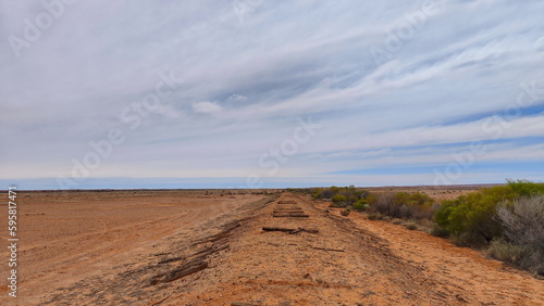 Landscape along the Oodnadatta track © totajla