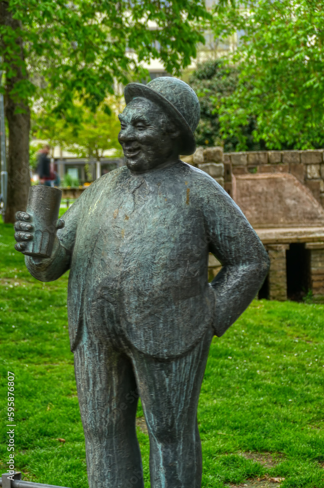 Lustige Statue eines trinkenden Mannes im Zentrum von Mainz