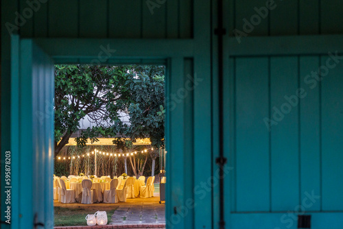 Bellissimo allestimento di una sala in esterno  allestita per una cena importante 