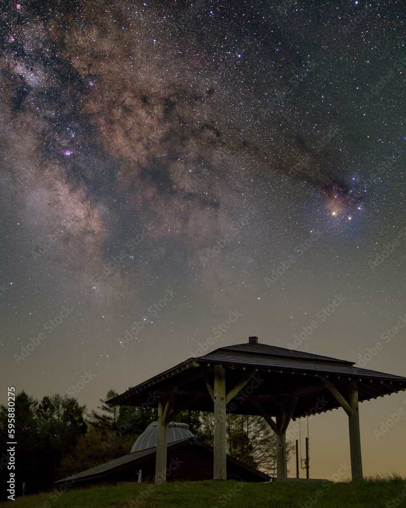 Fototapeta premium 福島県東白川郡 鹿角平天文台の東屋と天の川