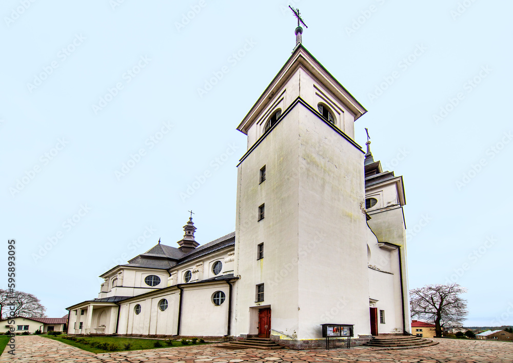 Fototapeta premium General view and architectural details of the baroque Roman Catholic church of St. Agnes built in 1924 in Goniadz, Podlasie, Poland.