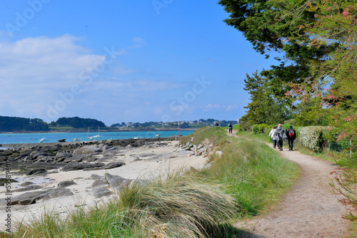 Groupe de randonneurs s  niors sur le GR34 en Bretagne - France