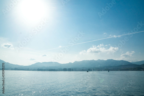 広島 宮島へ向かうフェリーから眺めた穏やかな瀬戸内海の眺め