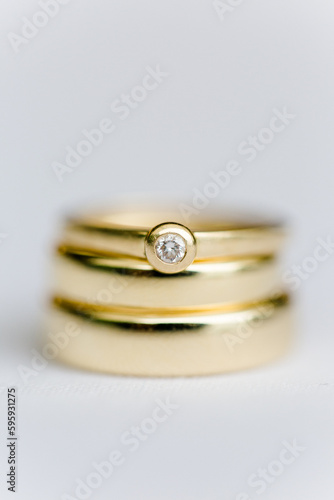 Detailaufnahme Goldene Eheringe mit Diamant