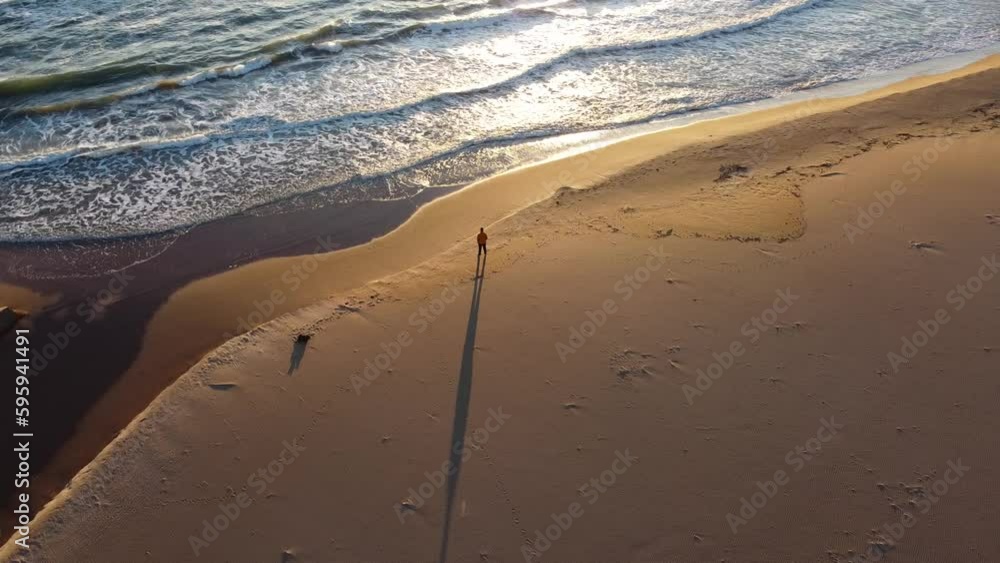 Joven piloto de drone disfrutando del vuelo al amanecer. Joven piloto de drone disfrutando del vuelo al amanecer.