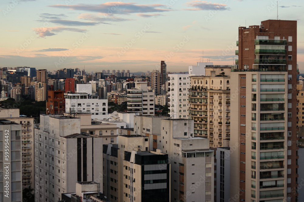 Fototapeta premium Vista de uma grande cidade metrópole São Paulo no Brasil com prédios e o céu azul do nascer do sol da manhã