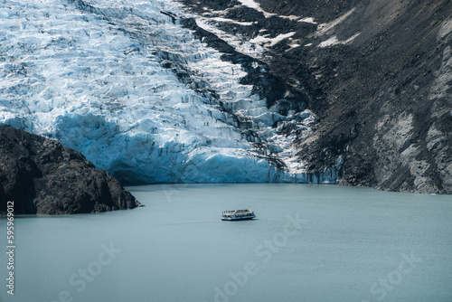Foto View of Portage glacier in the Chugach mountains and Portage lake on the background and pink blooming fireweed on the foreground
