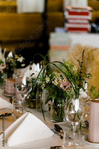 Details eines schön gedeckten Tisches bei einer Feier