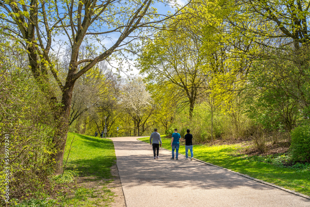 Spaziergänger im Olympiapark München / Munich Spaziergänger im Olympiapark München / Munich