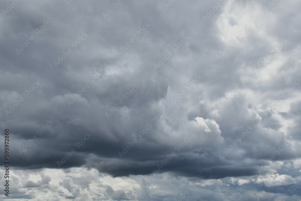 gray clouds in the sky during the daytime gray clouds in the sky during the daytime