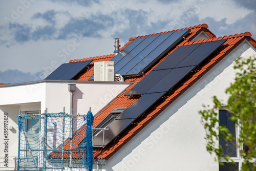 Wohnhaus mit neu montierten Solarpaneelen photo