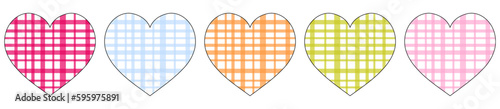 Eine Reihe karierter Herzen in Pastellfarben.