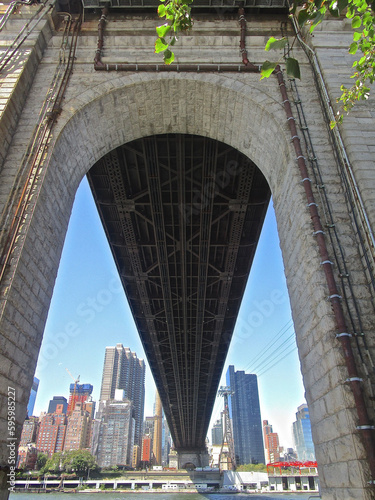 Billede på lærred Roosevelt Island, New York, NY: The underside of the Ed Koch Bridge (formerly the Queesnboro Bridge)