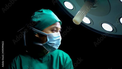 Foto Close-up face eyes doctor in operating room has determined look in eyes, ready perform surgery for patients are in operating room doctor wears hat collect hair cloth scraps for cleanliness safety