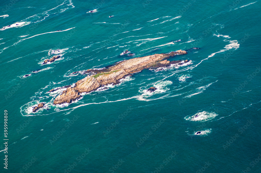 vue aérienne d'une île près du phare de la Teignouse dans le Morbihan en France vue aérienne d'une île près du phare de la Teignouse dans le Morbihan en France