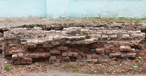 Fotografia the crumbling brick foundation of the building