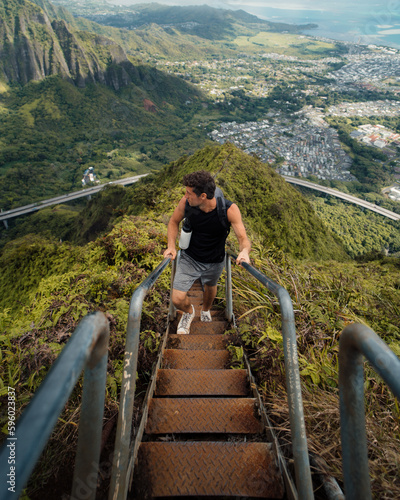Fotografie Man Hiking Stairway to Heaven (Haiku Stairs) on Oahu, Hawaii