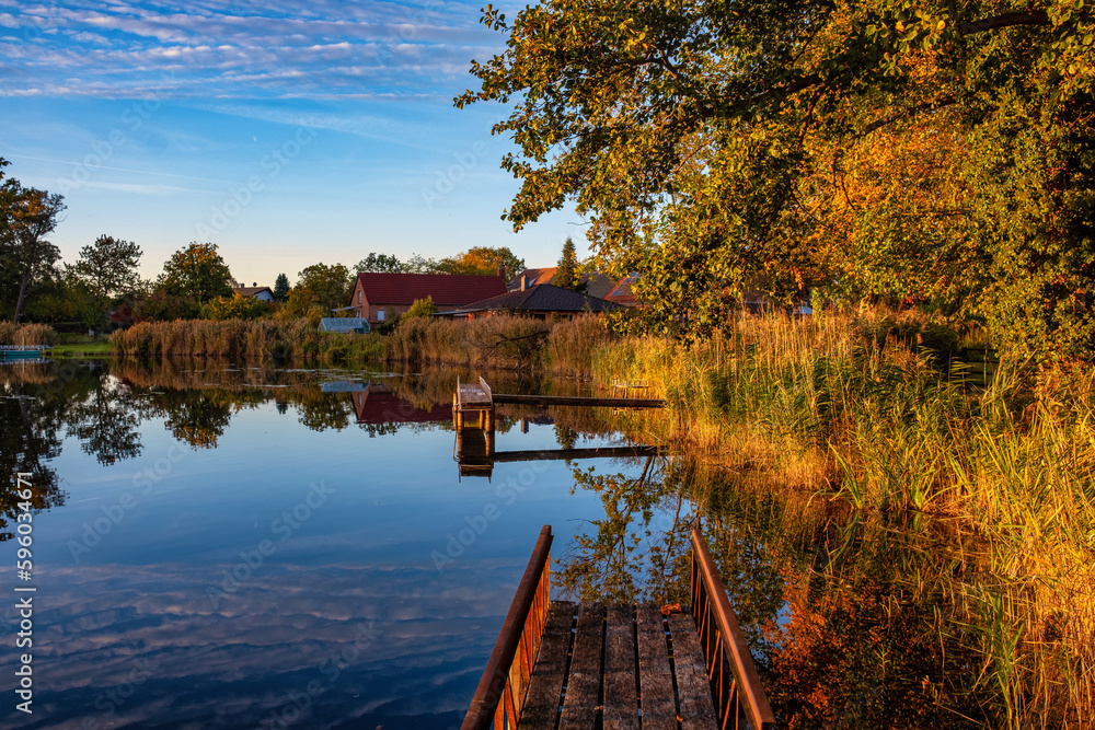 Obraz premium Beautiful sunset over lake with wooden pier.