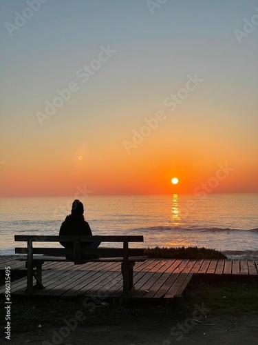 Reflexões ao Pôr do Sol: Uma Mulher Contemplando a Vida em uma Praia do Norte de Portugal