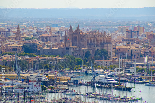 Vue aérienne du port de Palma de Majorque dans les îles Baléares avec La Seu, la cathédrale gothique médiévale de Majorque dépassant au-dessus de la Mer Méditerranée