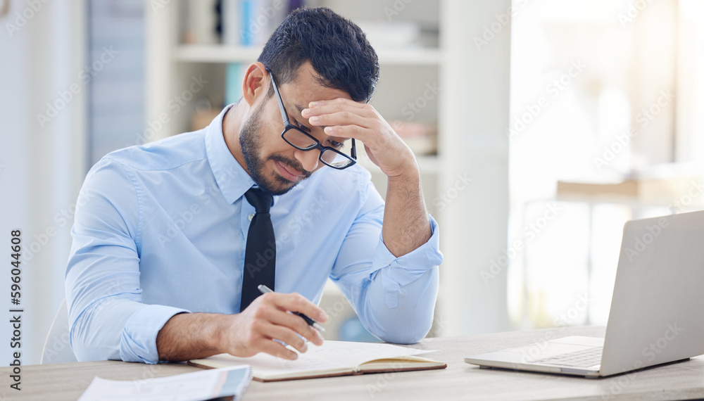 Obraz premium When inspiration refuses to come. a young businessman experiencing a headache at work.