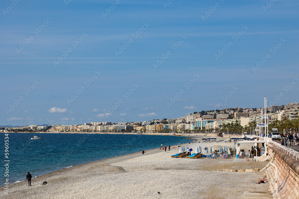 Plage le long de la Promenade des Anglais à Nice, au bord de la Baie des Anges