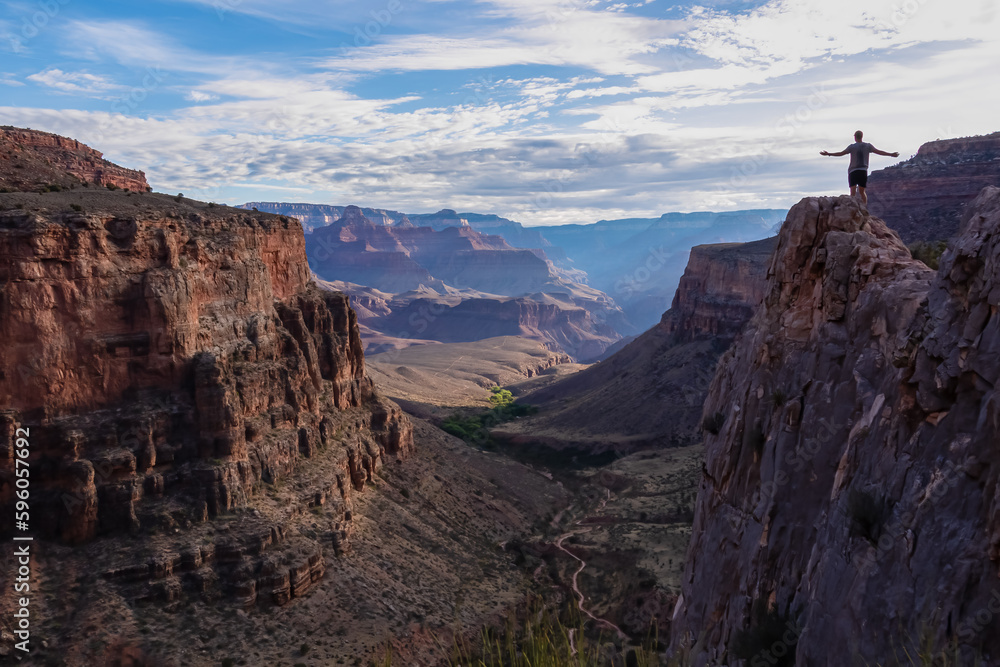 Φωτογραφία Silhouette of man standing on edge of rock formation overlooking the South Rim of National Park, Arizona, USA, America