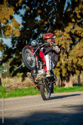 Fototapeta Naklejka Na Ścianę i Meble -  haciendo willy chico en moto 