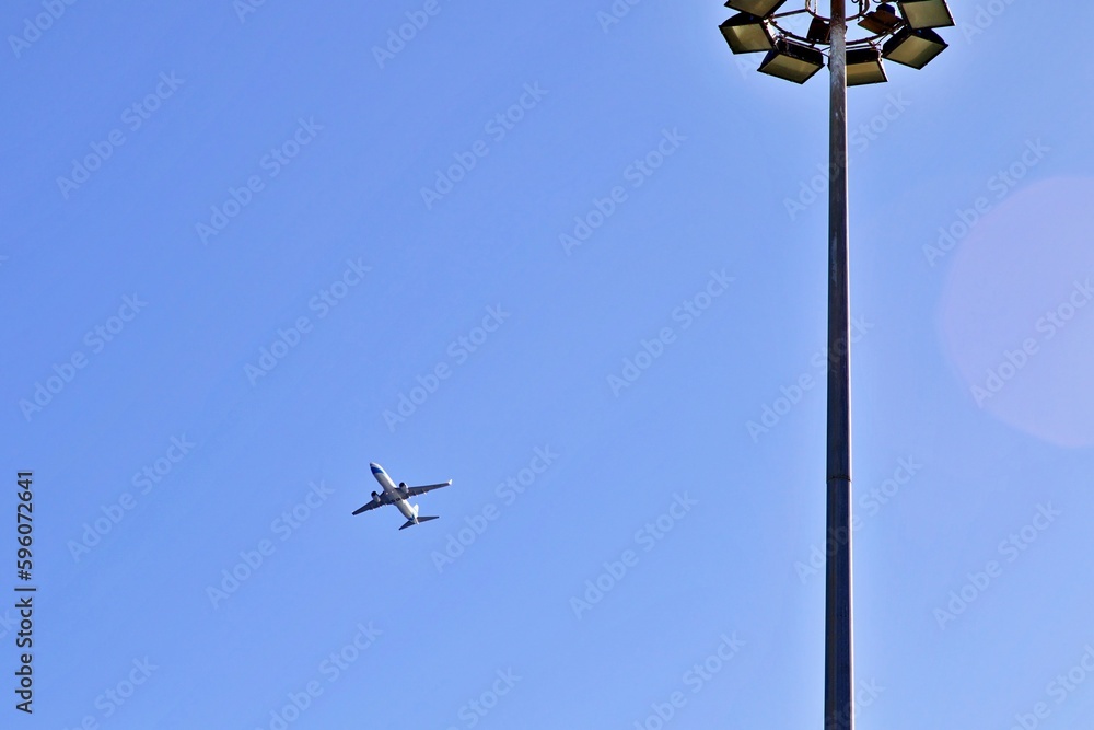 Flugzeug beim Überflug Flugzeug beim Überflug