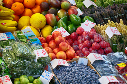 Smaczne owoce i warzywa na sprzedaż ma straganie w hali targowej