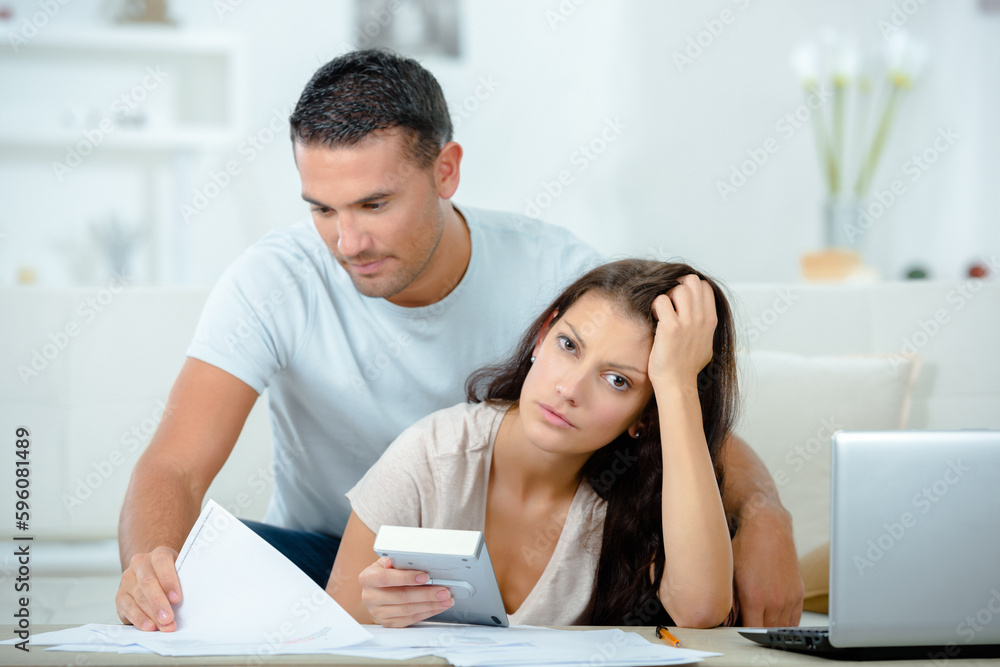 Obraz premium young couple working out their finances