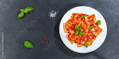 Fotografía Ravioli pasta meal from Italy lunch dish with tomato sauce top view on a plate p