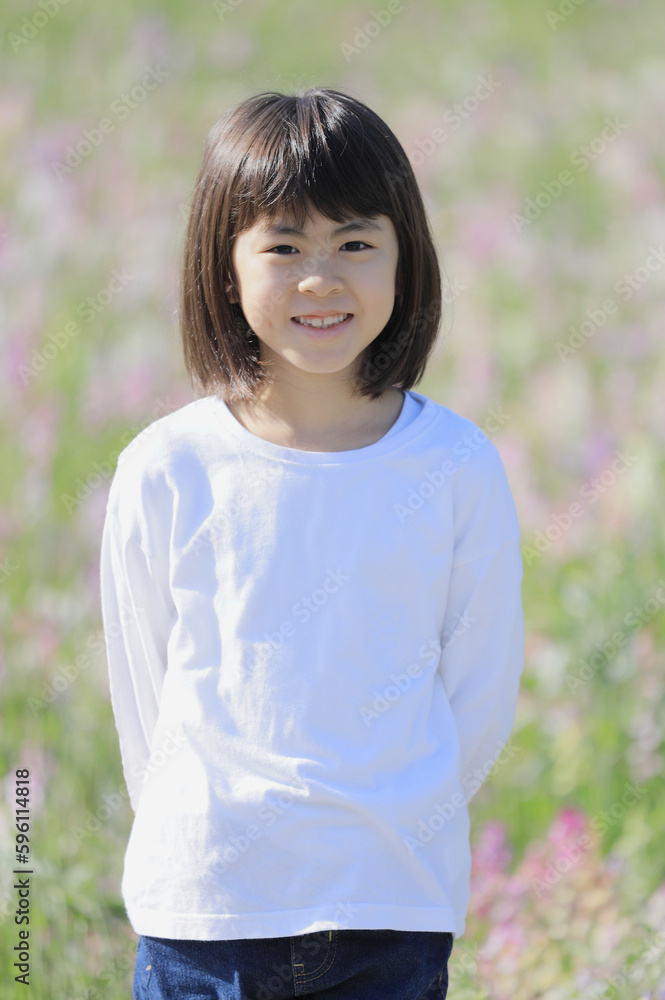 姫金魚草の花畑の中の女子小学生 (8歳)