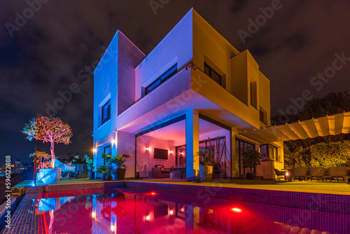 Canvas Print Villa mit Beleuchtung