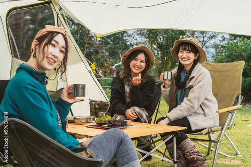 秋冬のアウトドア・キャンプ場にキャンプに来た女性達（女子キャンパー・友達・アジア人） 