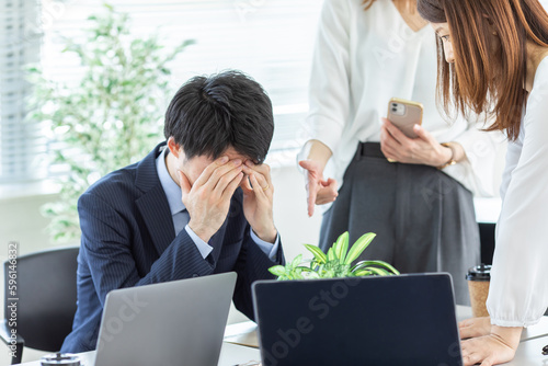 女性社員に責められる会社員