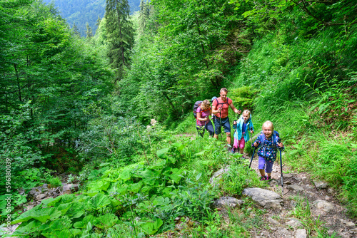 Unterwegs beim Wandern im Gebirge mit der ganzen Familie