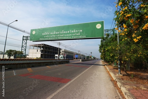 タイ　郊外の道路と標識