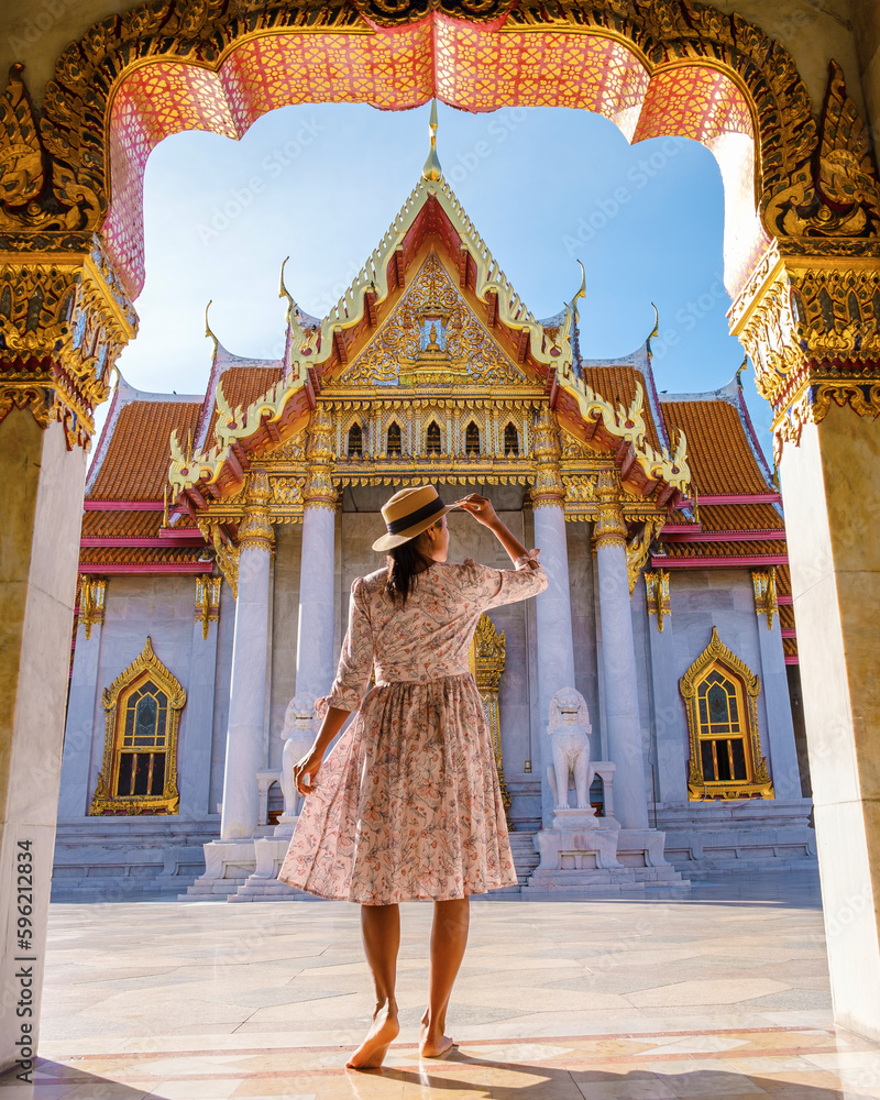 Obraz premium women walking at Wat Benchamabophit temple in Bangkok Thailand, The Marble temple in Bangkok