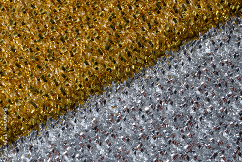 Tapeta dzielona na pół ukośnie z dwóch mieniących się kolorów połyskującego srebrnego i lśniącego złotego stworzona z gąbki w powiększeniu makro 