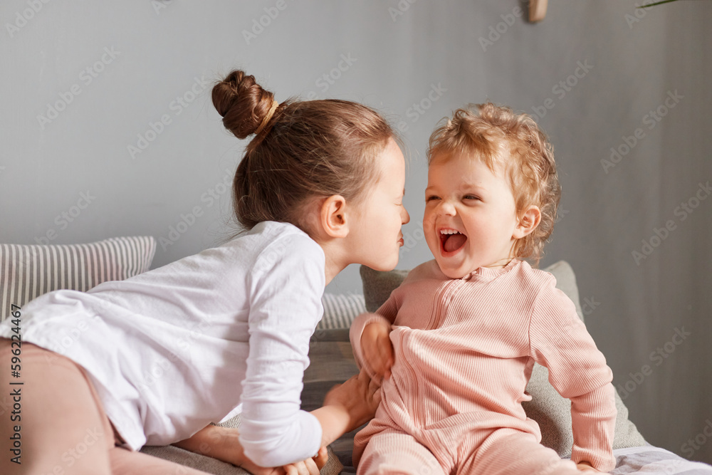 She has siblings. Счастливые дети брат и сестра. Siblings having fun фотобанк лори. She has siblings. История про 7 братьев и одну сестру.
