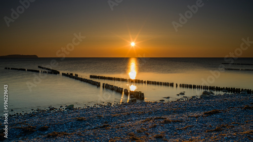 Sonnenuntergang an den Kreuzbuhnen in Dranske - R  gen