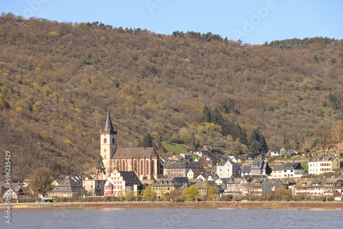 Romantisches Mittelrheintal; Blick auf Lorch mit Pfarrkirche und Hilchenhaus photo